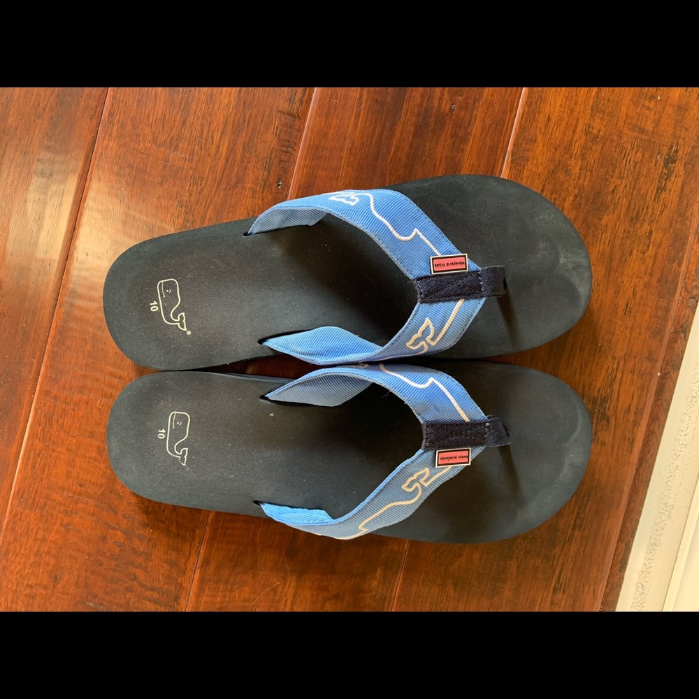 Vineyard vine flip flops